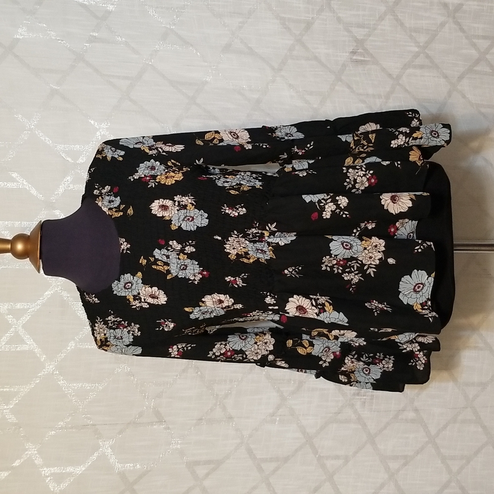 MM Top Womens Size Large Floral Bell Sleeve